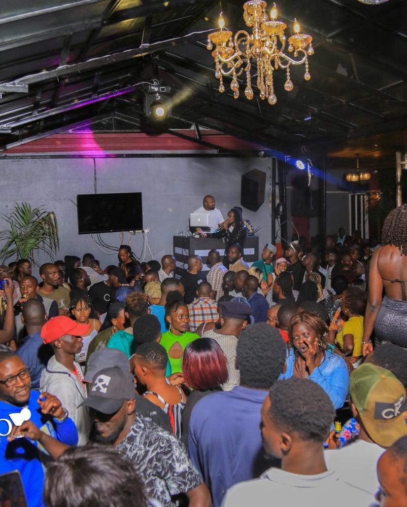 Yolo lounge kitende